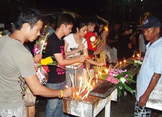 Pattaya residents came out en-masse to light candles in celebration of Makha Bucha Day.